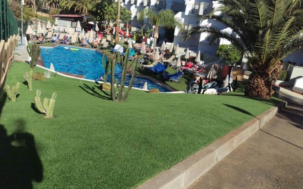 Cómo cuidar el césped del jardín de un hotel turístico